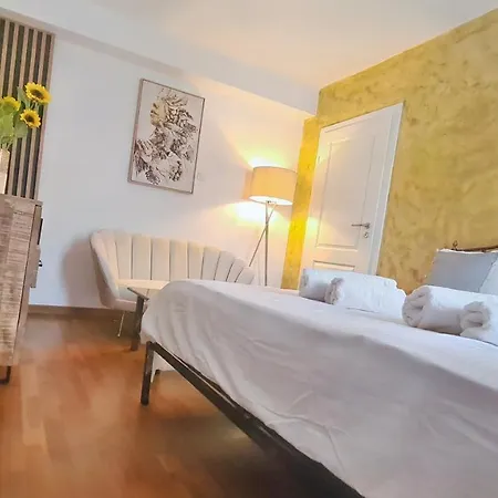 Main Square 5 Star Luxury With View Apartment