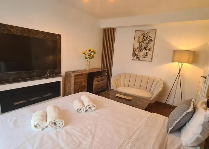 Main Square 5 Star Luxury With View Апартаменты *